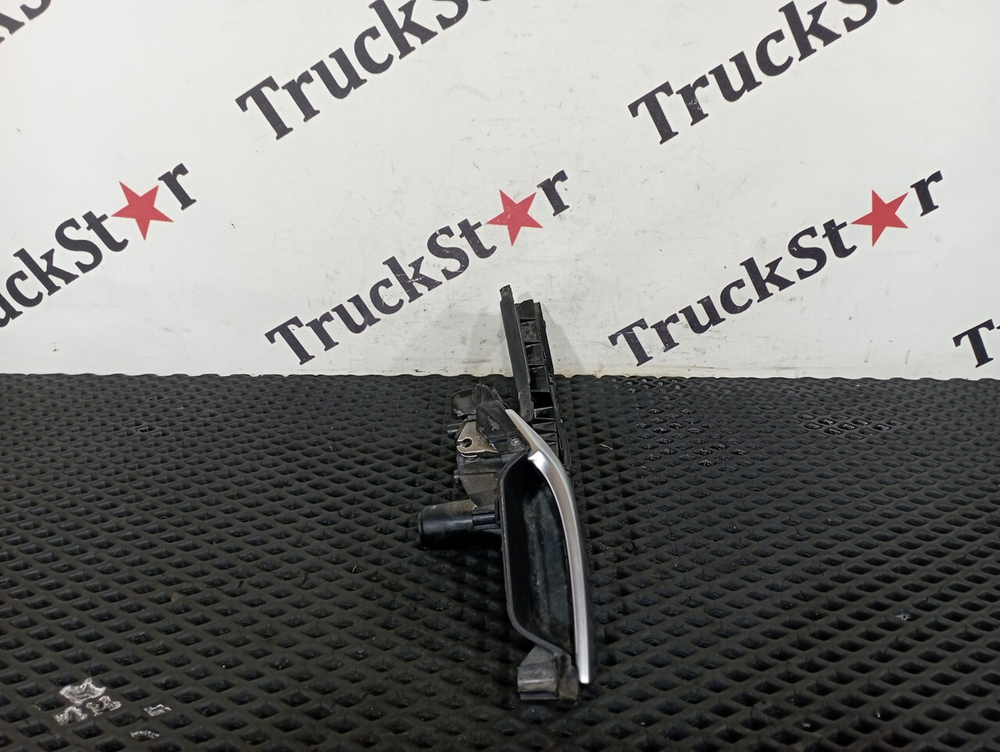 Ручка двери внутренняя правая 2020г