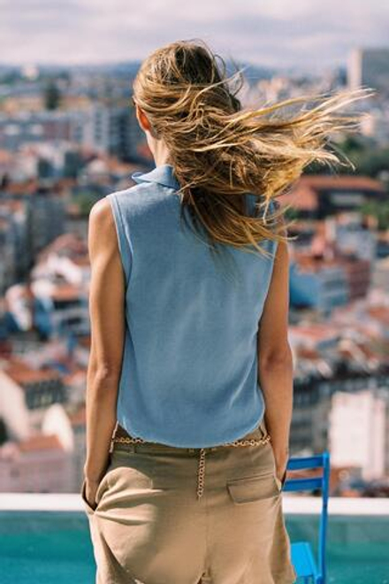 ZARA ТРИКОТАЖНЫЙ ТОП С ВОРОТНИКОМ ПОЛО, ГОЛУБОЙ