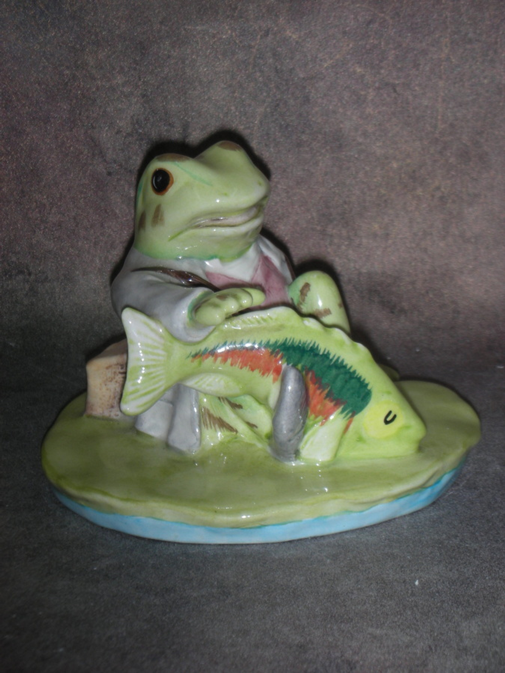 Статуэтка. Фарфор. Мистер Джереми Фишер поймал рыбу. Royal Doulton. Англия