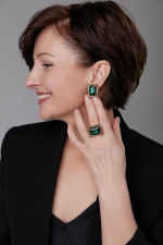 Серьги пусеты прямоугольные зеленые кристаллы в рамке, оттенок золото антик