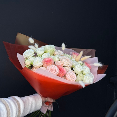 Букет из микса роз с полевым лагурусом