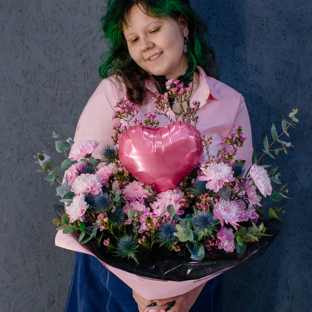 120. Романтичный букет с шариком-сердцем в контрастной упаковке