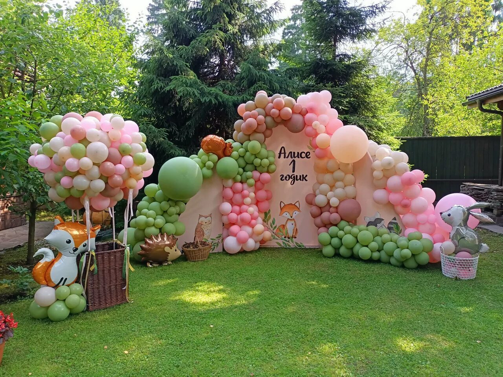 Фотозона большая с баннером и воздушным шаром