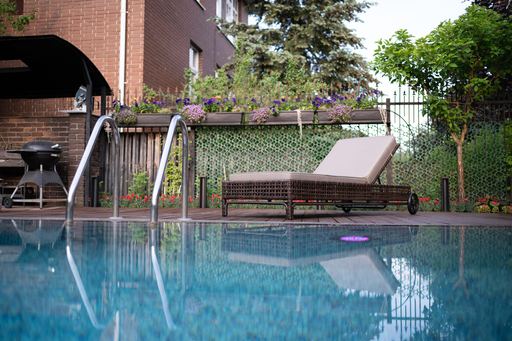 Шезлонг-лежак КОРСИКА (с подушкой) из искусственного ротанга .