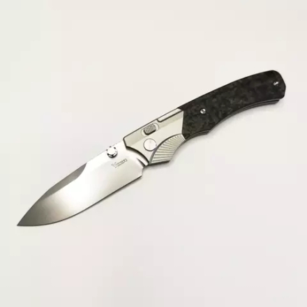 Нож складной YKNIFE Y3103. Нож изготовлен из премиум материалов. Рукоять из титанового сплава и карбона, имеется темлячное отверстие и односторонняя клипса. Клинок из M390, длиной 82 мм. Нож собран на керамических подшипниках. Замок button lock. Вес ножа 100 гр.