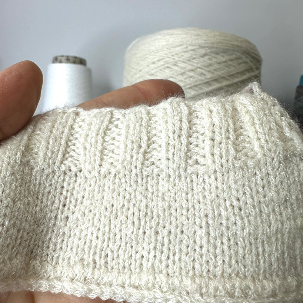 CAPALLE - Pecci Filati; 35% меринос, 30% шелк, 135% кашемир; 400м/100гр; цвет: белый кремовый