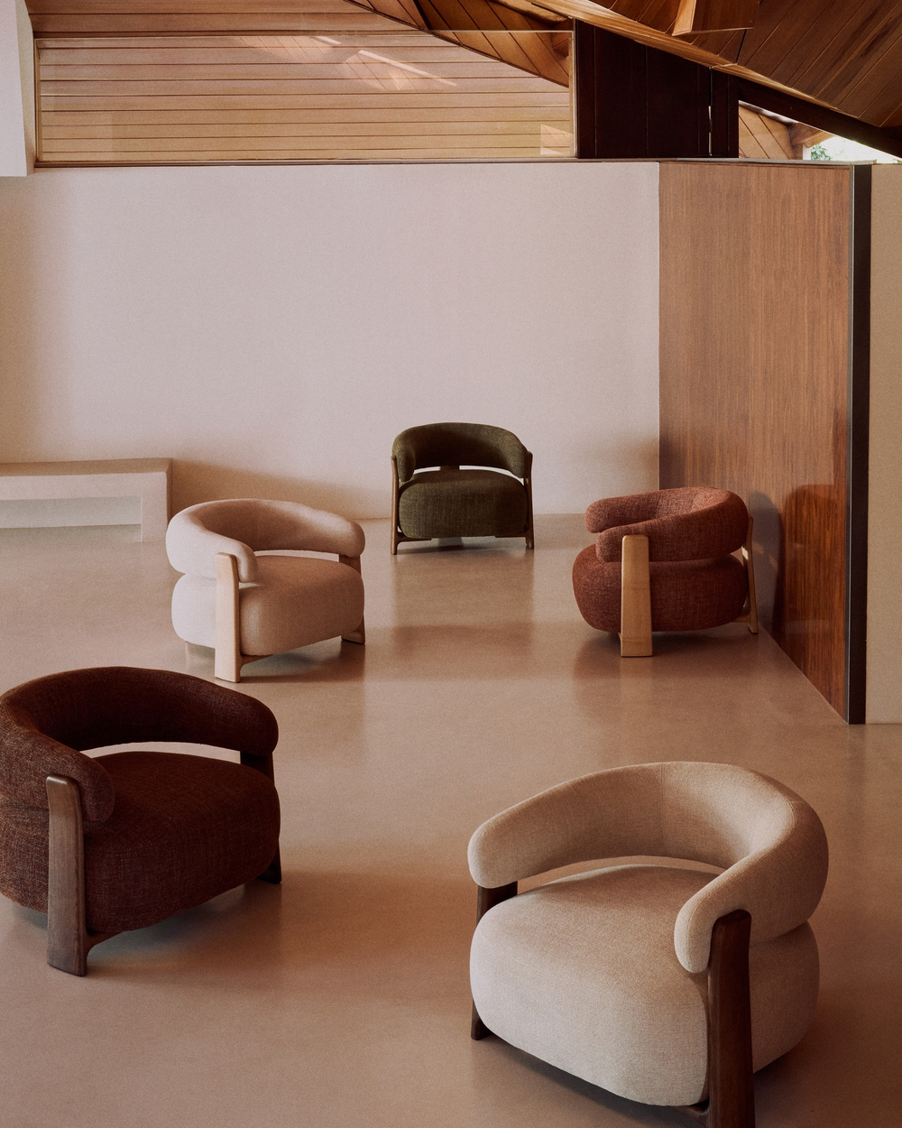 Granite Кресло из бежевого шенилла и массива ясеня в натуральной отделке