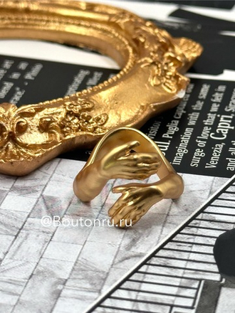 Кольцо золотистое "Обнимающие руки" Скиапар.