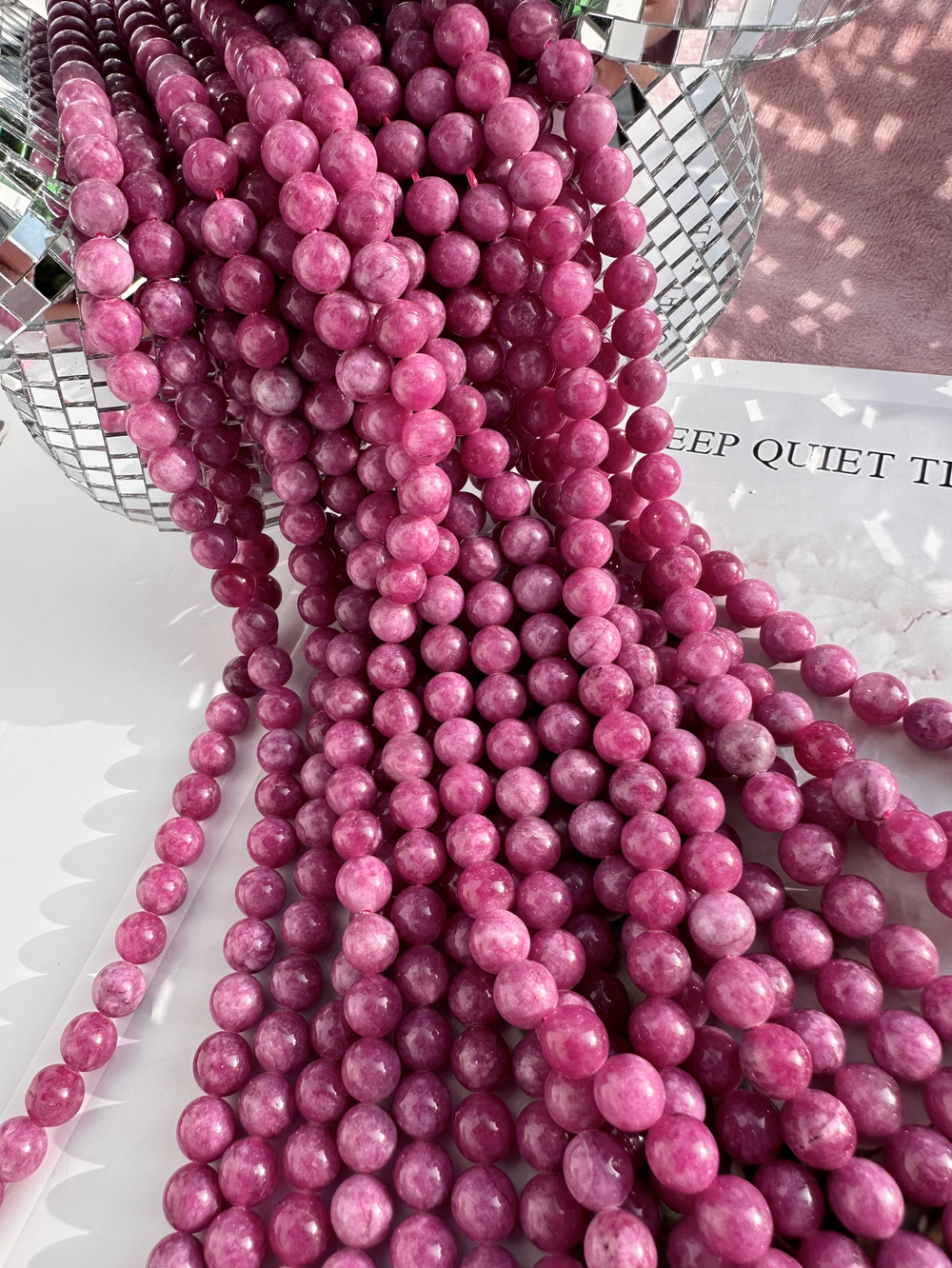 Нить бусин из тонированного кварца 8мм, гладкие