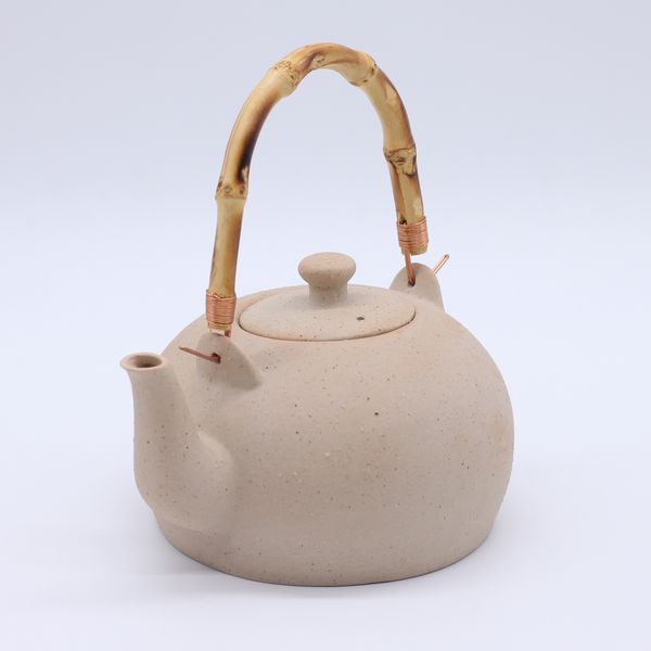 Чайник глиняный для кипячения, светлый с бамбуковой ручкой, 700мл