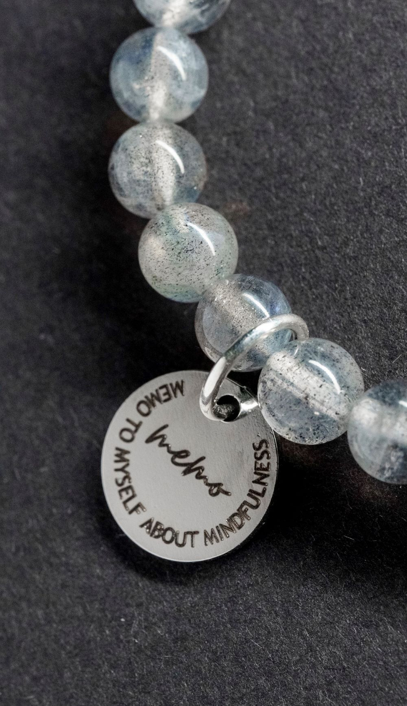 Браслет "Memo about Mindfulness" из лабрадорита 6 мм с подвеской
