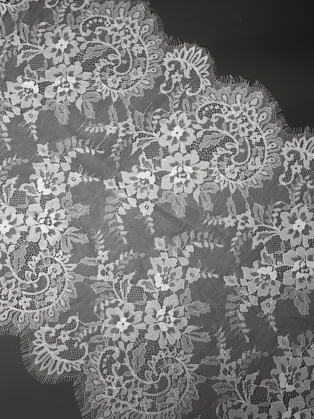 Кружево шантильи белое неэластичное ширина 45 см купон 2,9 м С БРАКОМ