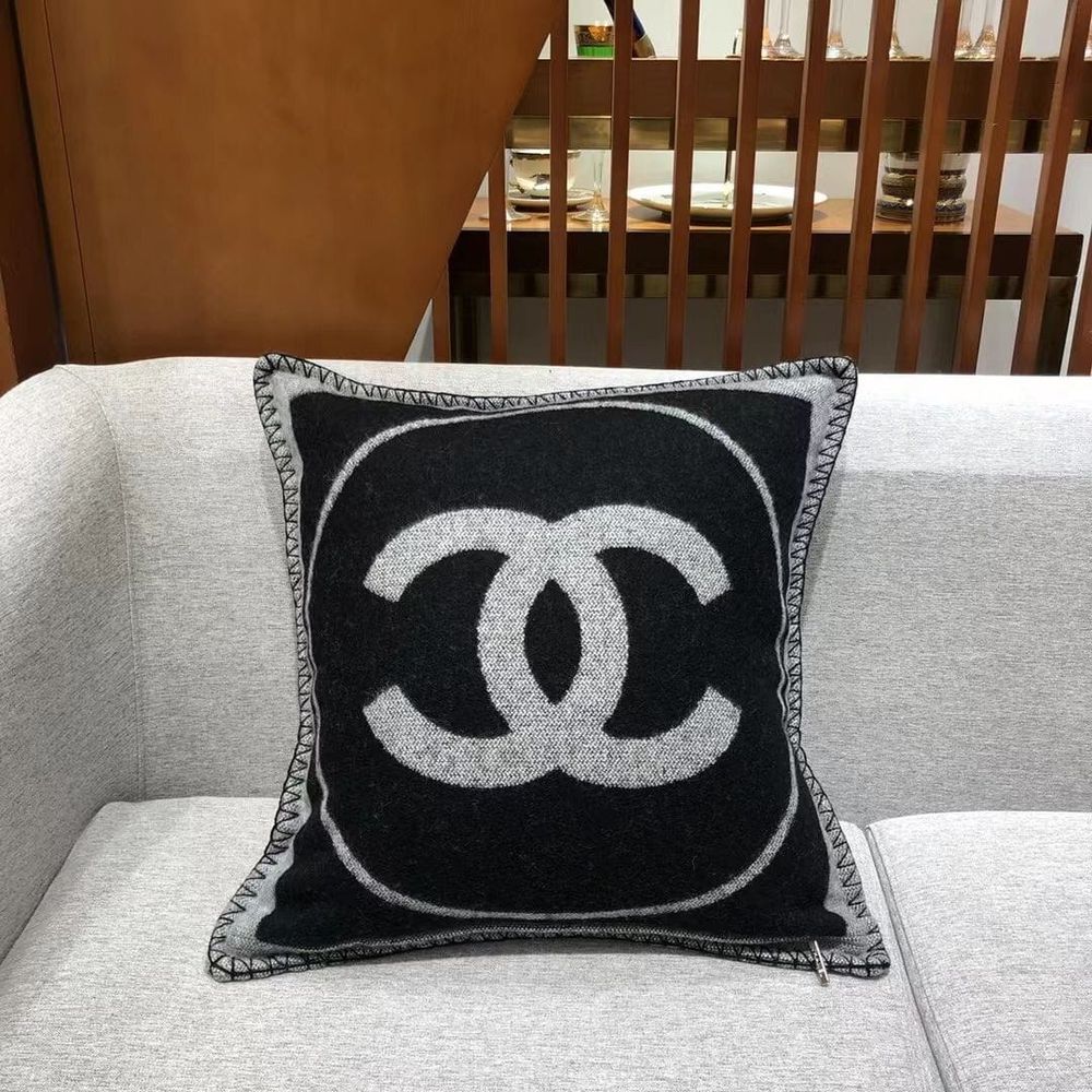 Наволочка CHANEL 50х50 см