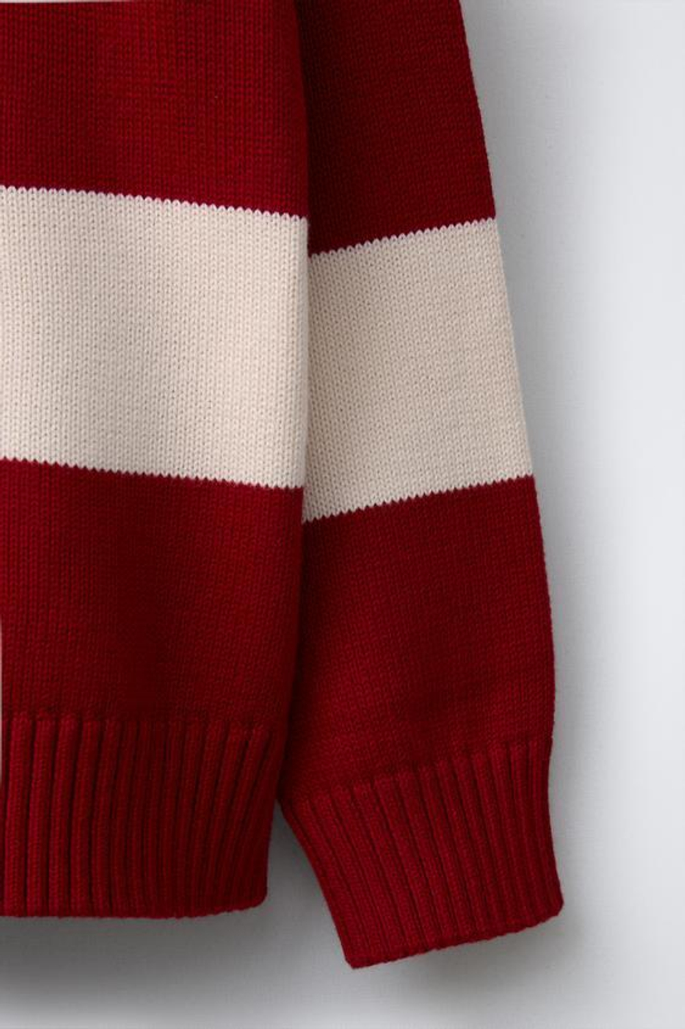 ZARA ТРИКОТАЖНОЕ ПОЛО В ПОЛОСКУ С НАШИВКОЙ, ЭКРЮ/КРАСНЫЙ