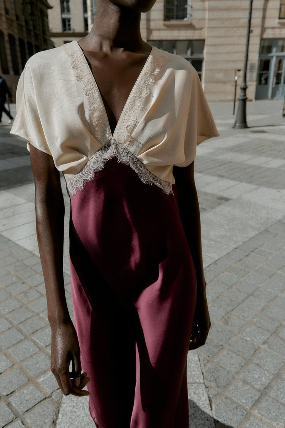 ZARA АТЛАСНОЕ ПЛАТЬЕ МИДИ С КОМБИНИРОВАННЫМ КРУЖЕВОМ, БУРГУНДИ