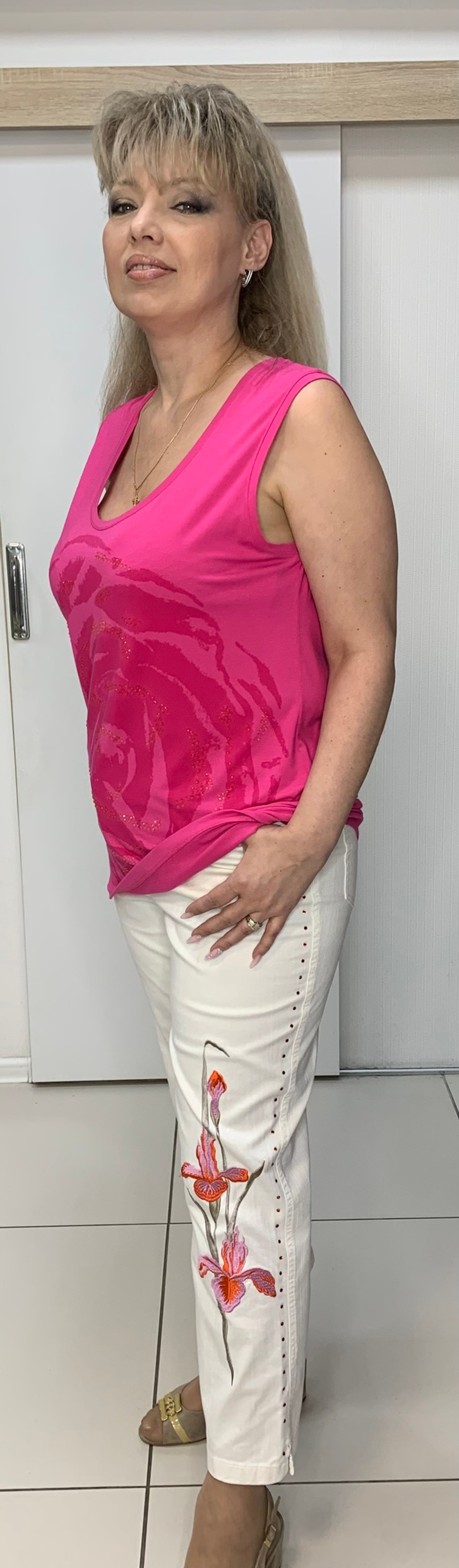 Яркая футболка-майка с  принтом из прозрачных камушков