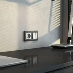 Розетка с заземлением и шторками (cеребряный рифленый) W1171109