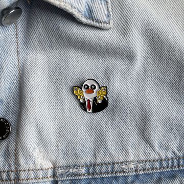 Значок металлический на одежду/Пин. Утка с пистолетом