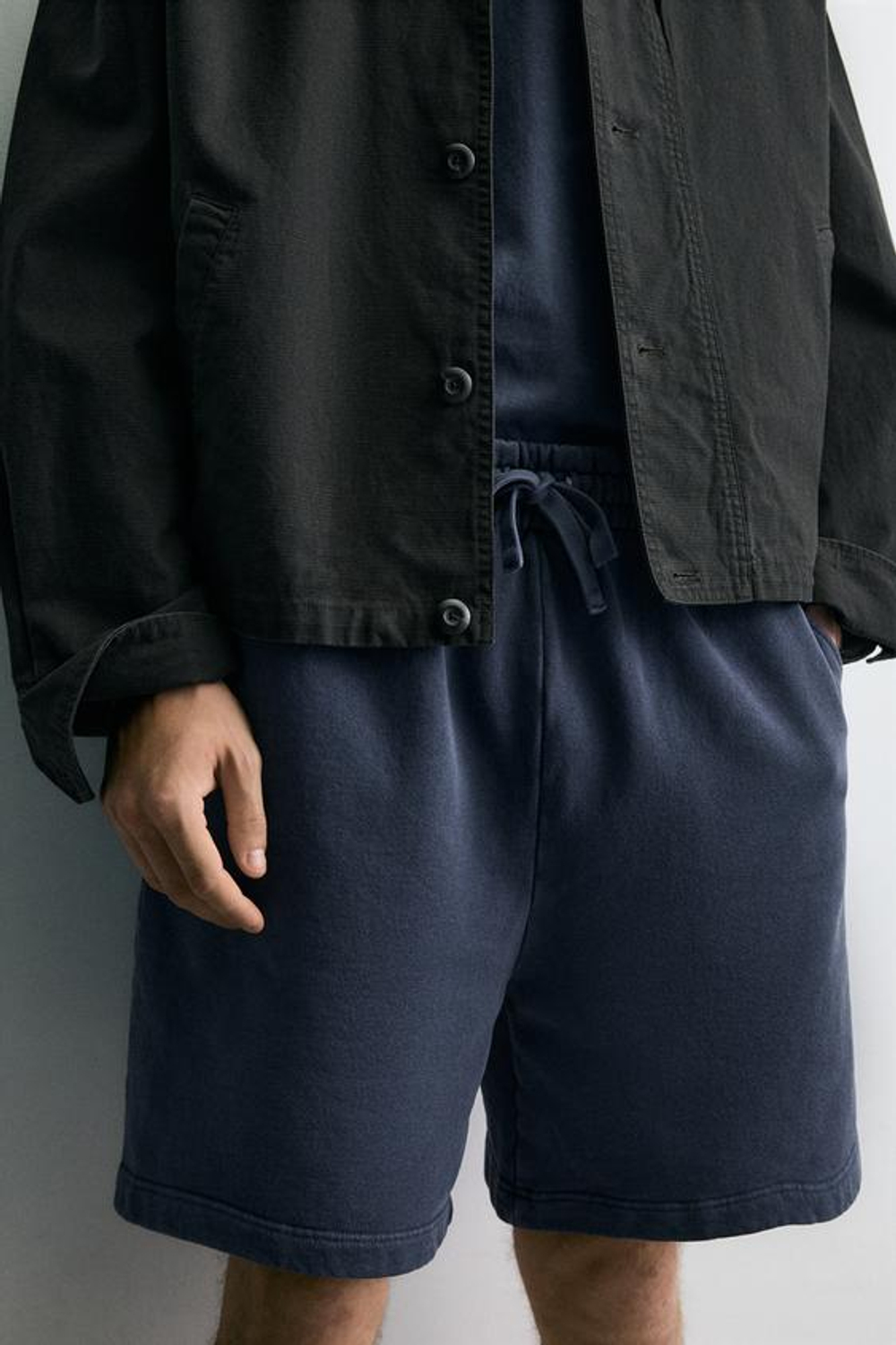 ZARA БАЗОВЫЕ ШОРТЫ-ДЖОГГЕРЫ С ЭФФЕКТОМ ПОТЕРТОСТИ, ЯРКО-СИНИЙ