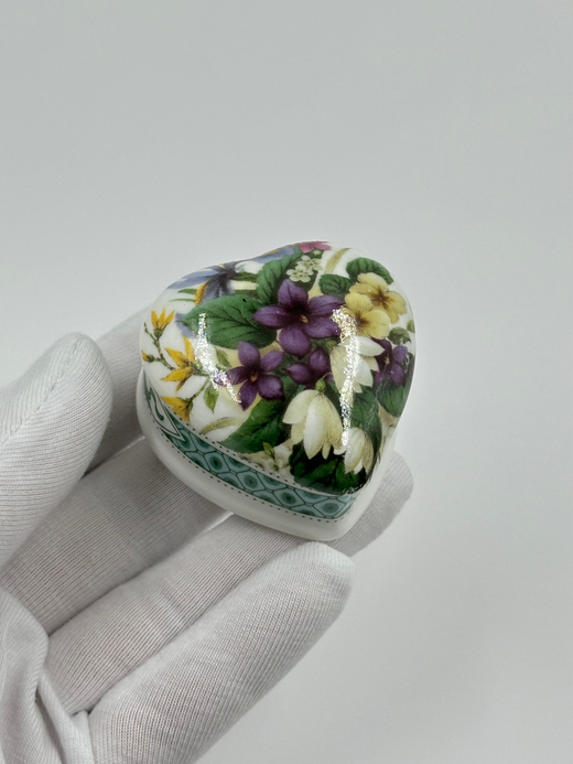 Миниатюрная шкатулка в виде сердца