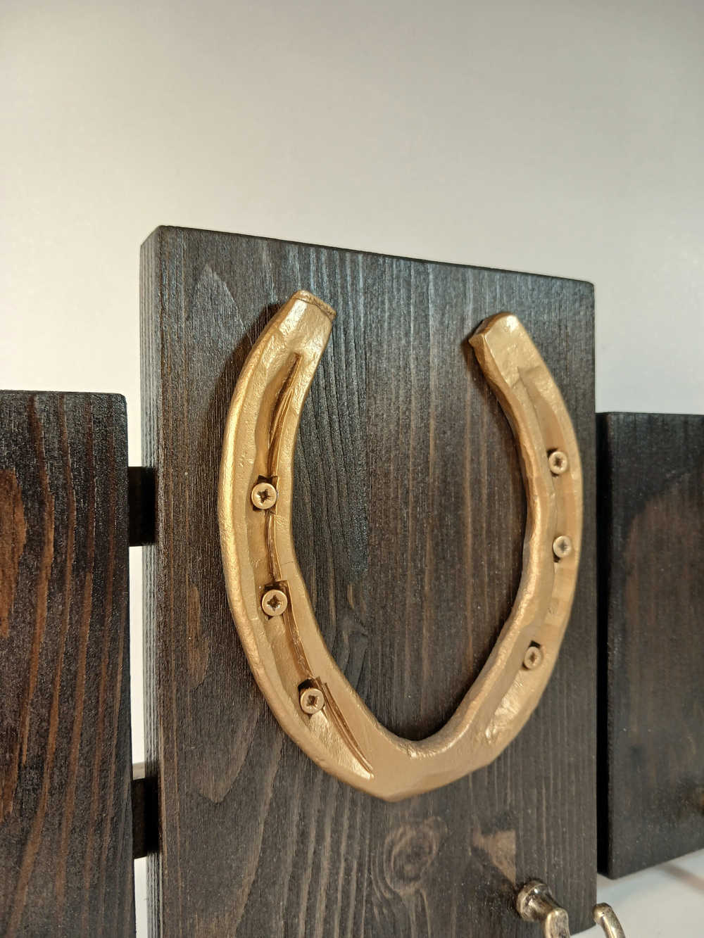 Ключница с металлической подковой