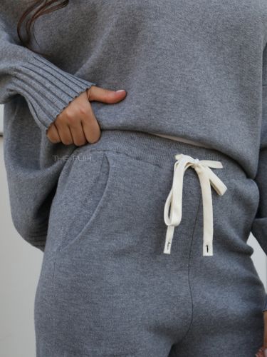 Серый трикотажный костюм из шерсти и вискозы