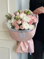 Букет из пионовидных роз, хризантем, зелени и одноголовых роз