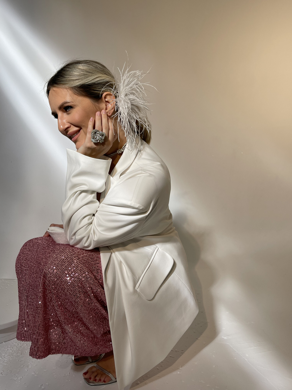 Заколка с белыми перьями