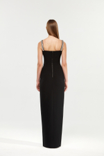 Платье макси из крепа с отделкой из кристаллов с разрезом