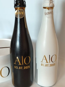 Наклейки свадебные на бутылки и бокалы прямые инициалы "П"