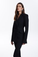 Жакет с объёмными плечами