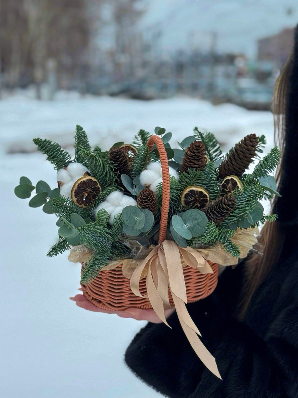 Композиция с нобилисом, дольками лимона, шишками и хлопком