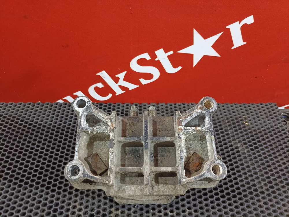 Подушка двигателя задняя 2016 год.