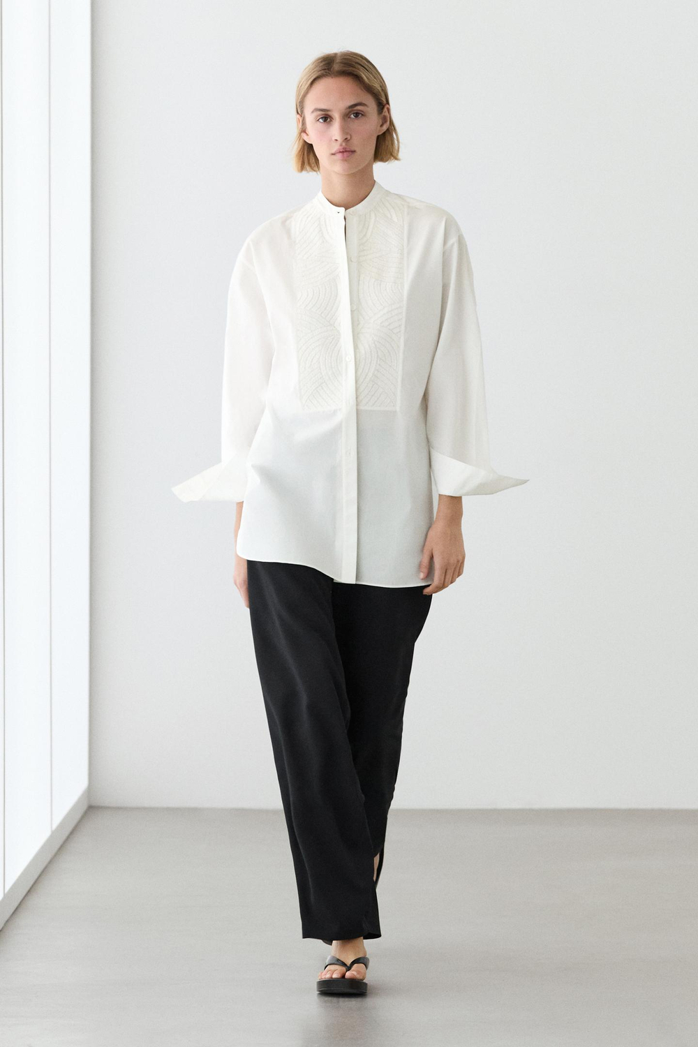 Massimo Dutti Рубашка из 100% хлопкового поплина с вышивкой на груди, белый