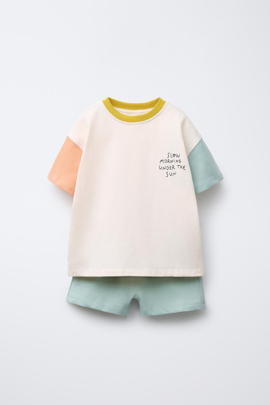ZARA КОМПЛЕКТ ИЗ ФУТБОЛКИ И ШОРТОВ-ДЖОГГЕРОВ В СТИЛЕ КОЛОР-БЛОК, ЗЕЛЕНОВАТО-СИНИЙ