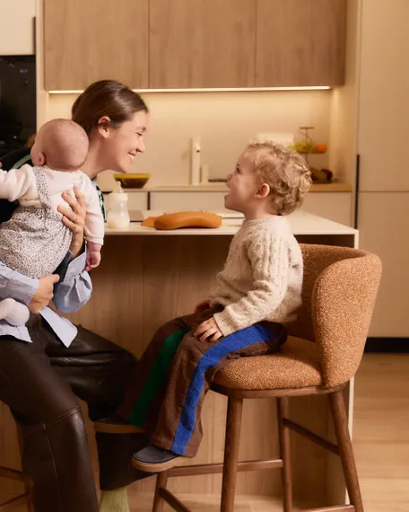 Полубарный стул Ciselia из терракотового шенилла с ножками из ясеня в отделке орех