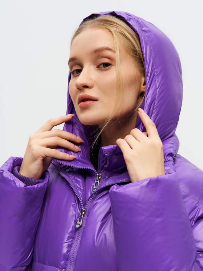 Короткий пуховик с контрастной подкладкой и съемным капюшоном в цвете "Violet"