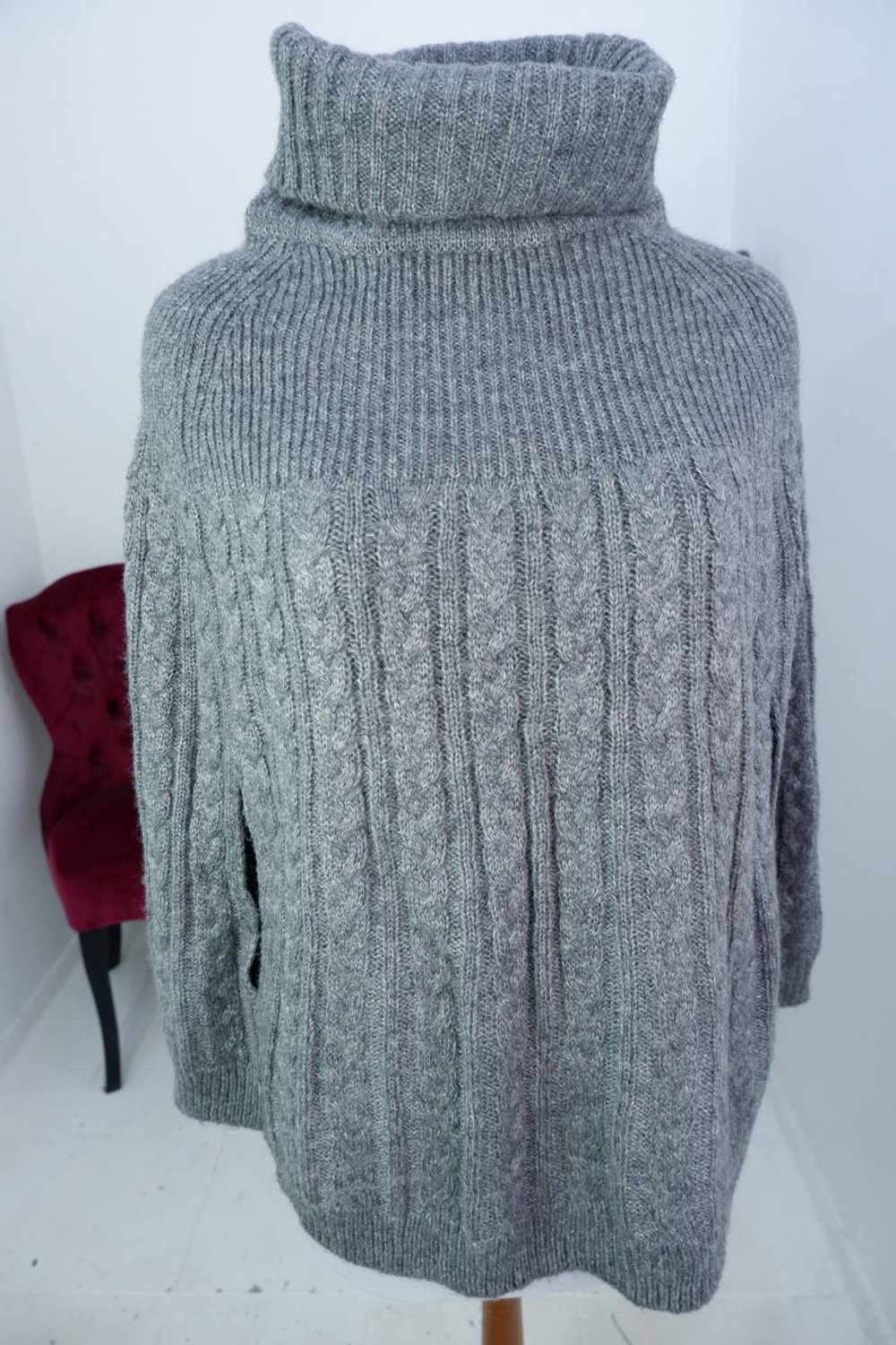 Кейп теплый, визуально на 46/50 размер