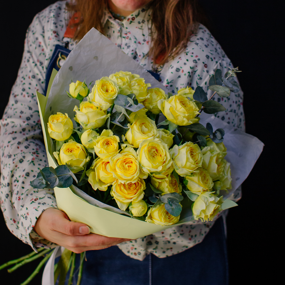 37. Сочный моно-букет из кустовых пионовидных роз