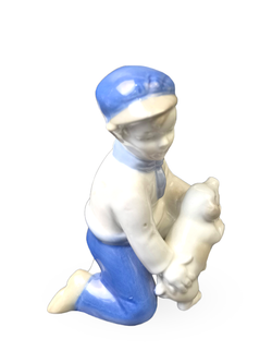 Фарфоровая статуэтка "Мальчик со свиньей" Wagner & Apel