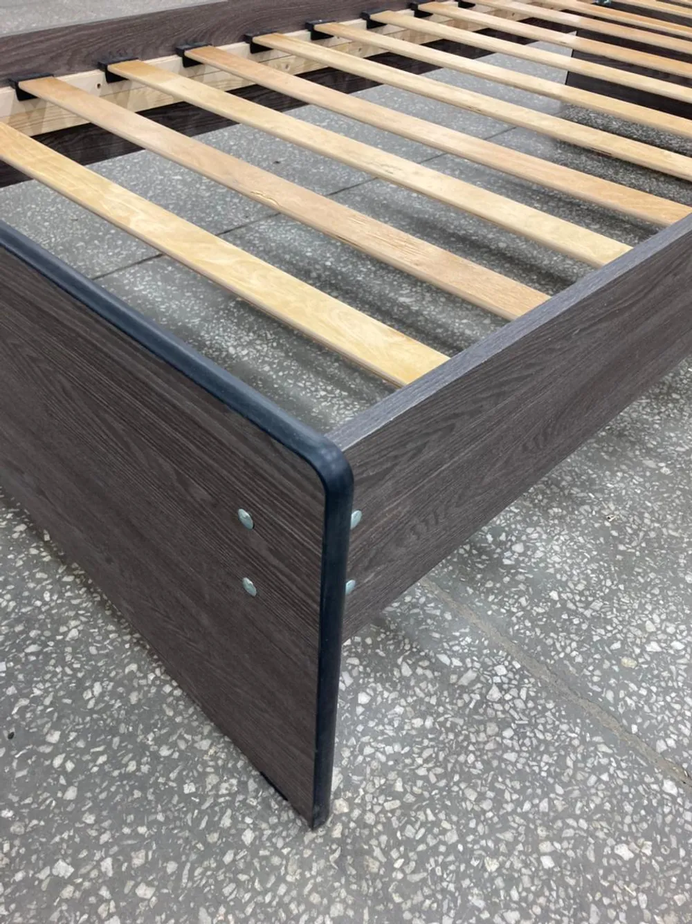 Кровать-2 одинарная с 1-й фигурной спинкой 900*1900 ясень анкор темный