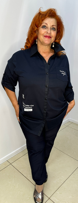 Темно-синяя рубашка с белым принтом и стразами