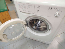 Стиральная машина Indesit WIUN 81 3.5 кг б/у