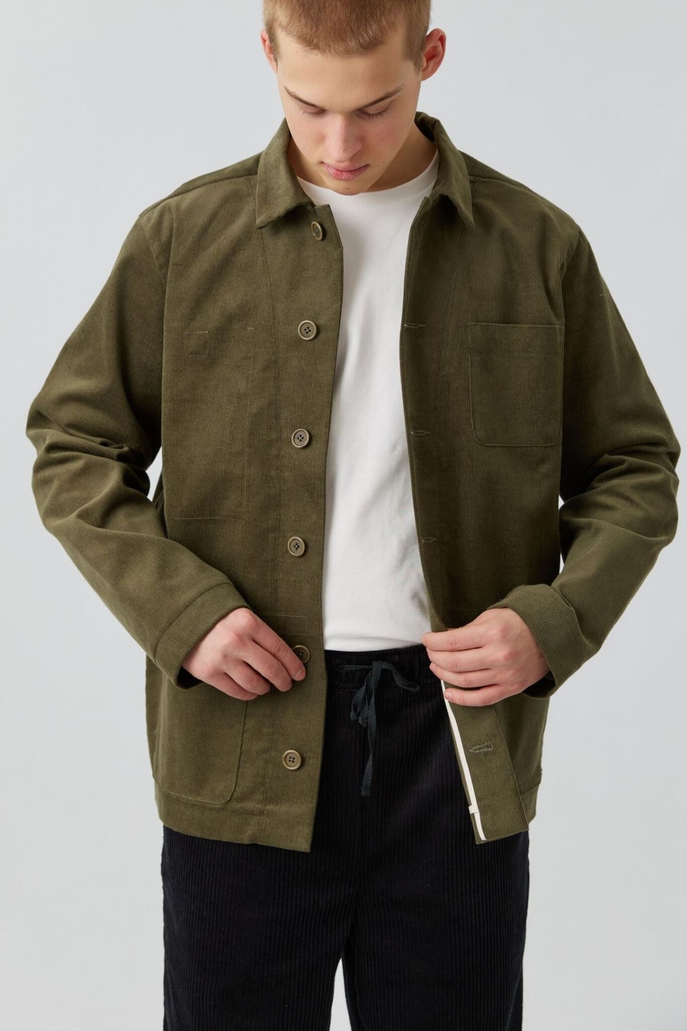 Верхняя мужская рубашка с карманами из вельвета цвета хаки