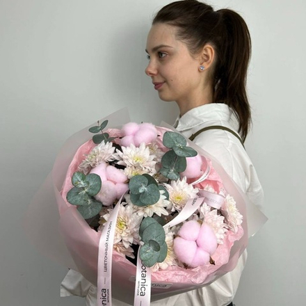 Круглый букет с кустовыми хризантемами и хлопком. Букет 1235 (2)