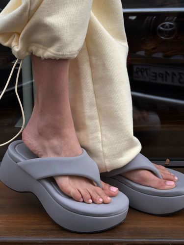 Серые вьетнамки на платформе