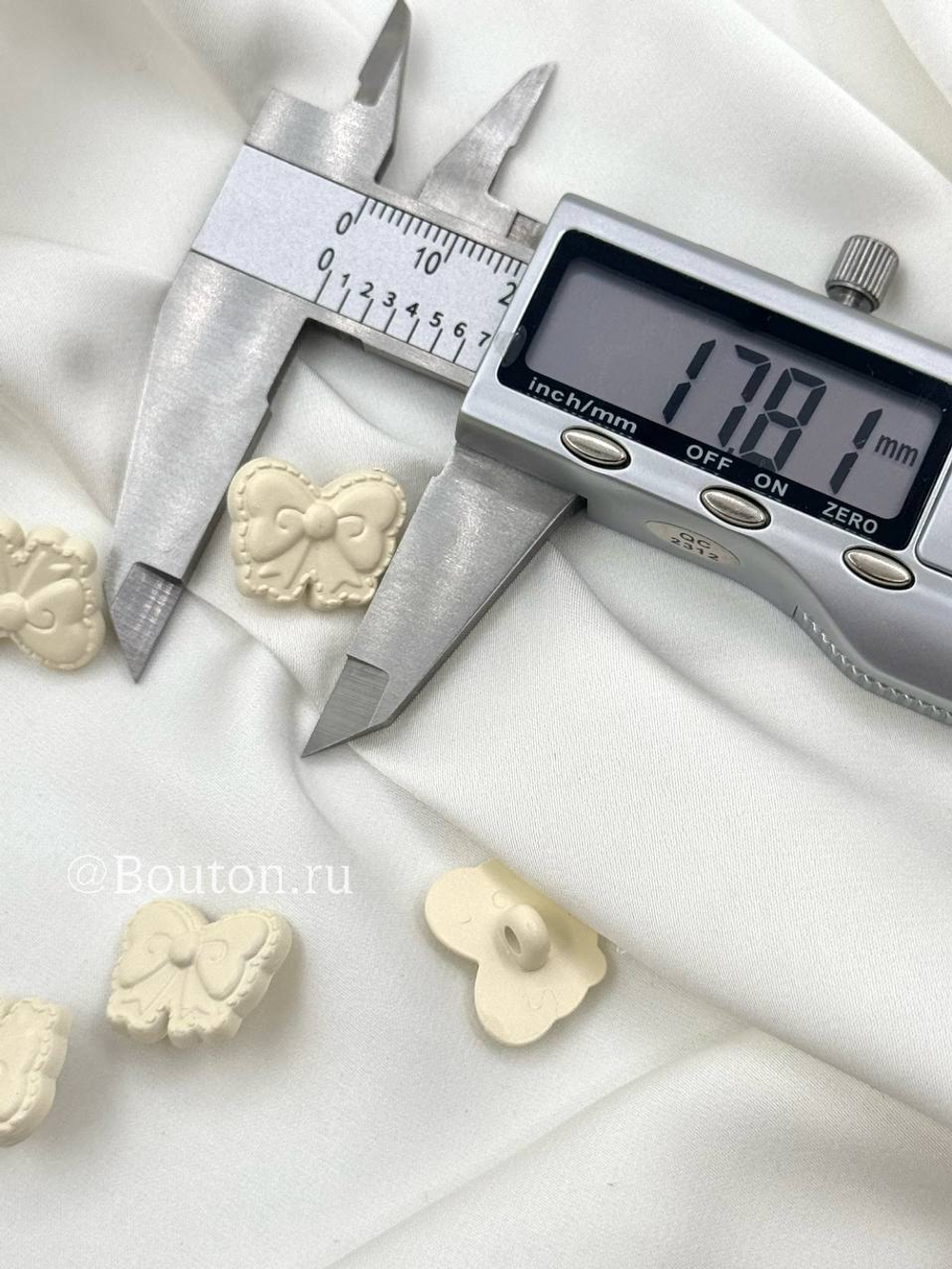 Пуговицы бантики пластиковые бежевые (молочные)