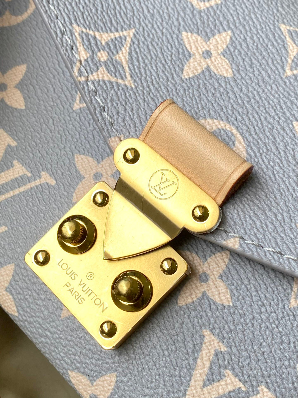 Louis Vuitton Pochette Metis East West