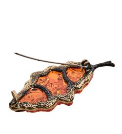 AM-2620 Брошь «Лист Дуба уходящая осень « (латунь, янтарь)
