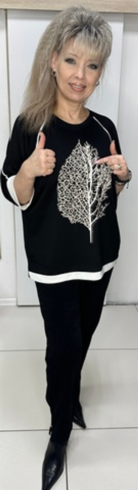 Черный блузон со стразовым принтом и белой окантовкой